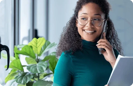Une professionnelle au téléphone